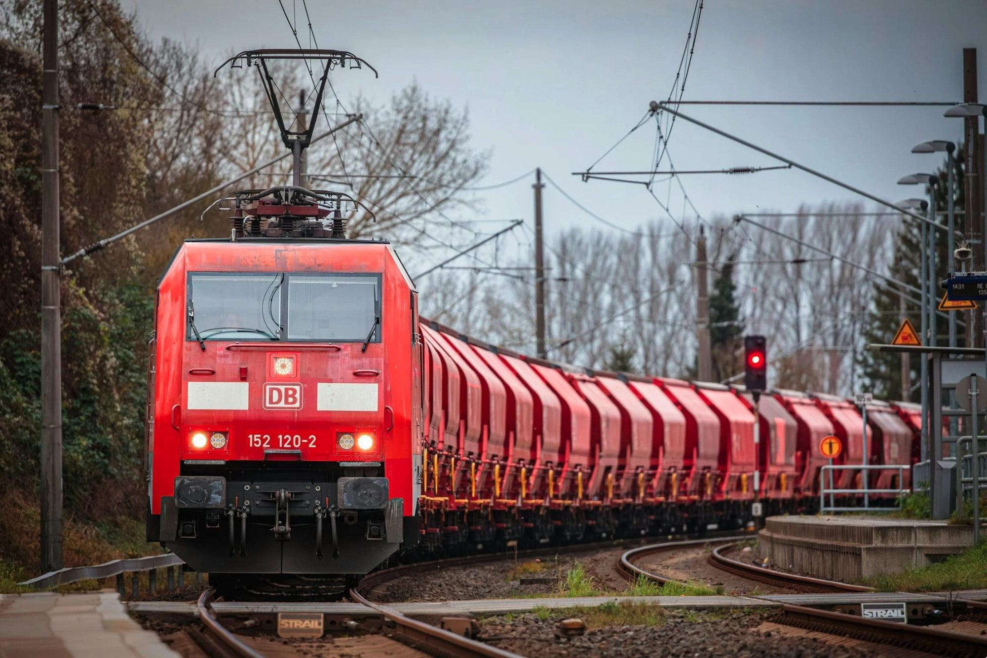 Güterzug mit roter Elektrolokomotive auf einer Strecke in Nordrhein-Westfalen